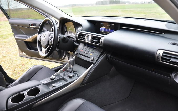 Lexus IS cena 76260 przebieg: 140000, rok produkcji 2015 z Mława małe 232